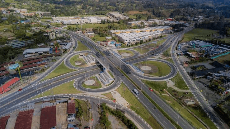 Carretera en zona montañosa del Oriente antioqueño rodeada de vegetación, representando los nuevos corredores viales