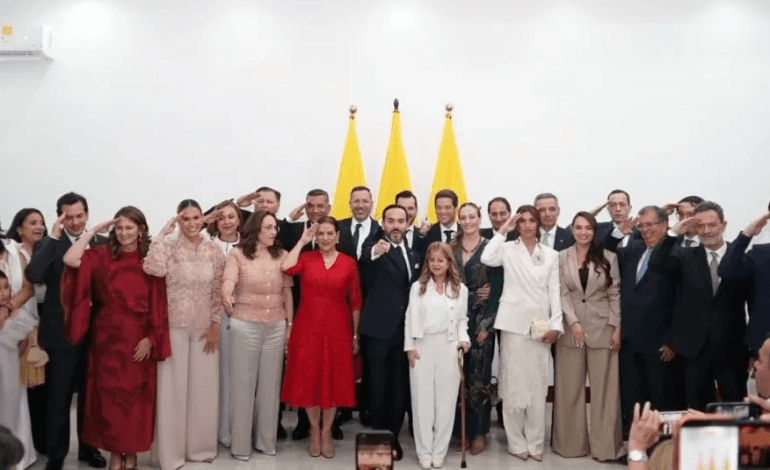 Sala de reuniones con funcionarios de gobierno, en referencia al Consejo de Ministros que declaró la emergencia económica