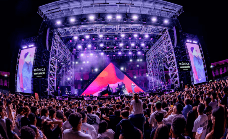 Multitud disfrutando de un concierto en un escenario de Bogotá durante la jornada Juntos x Colombia