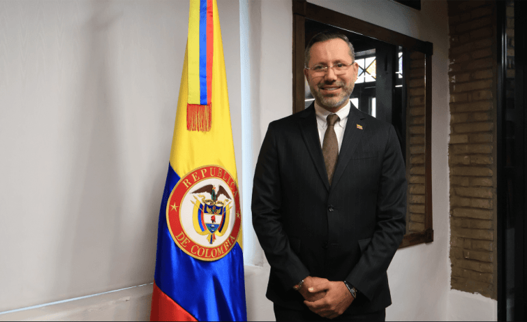 Ministro de Vivienda Jaime Beltrán descansa en la playa durante emergencia del terremoto
