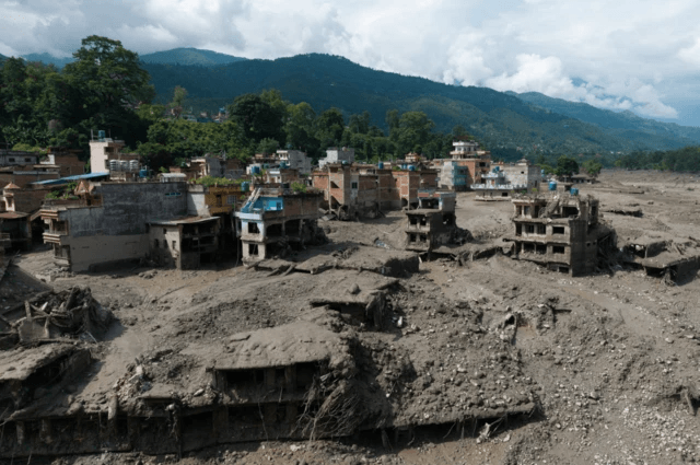 Familiares observan fotografías de desaparecidos tras la riada en un hospital de Katmandú, Nepal
