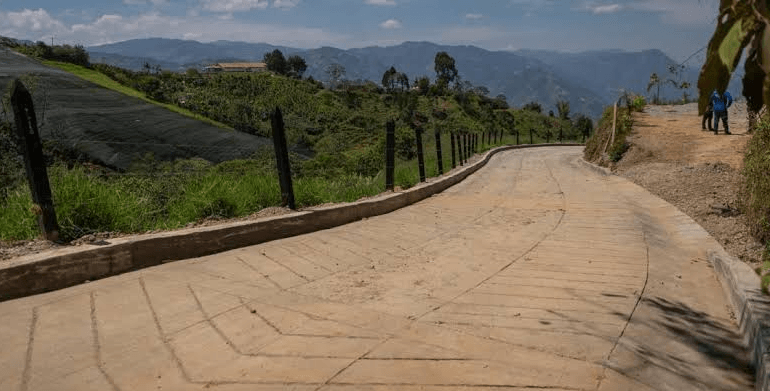Maquinaria municipal interviene una vía rural con placa huella en La Ceja del Tambo