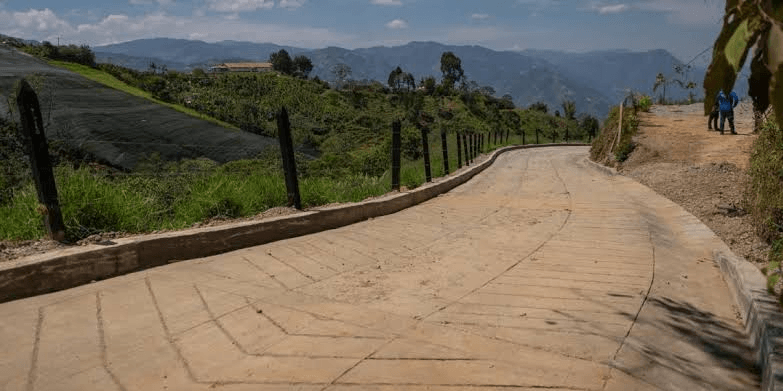 Placa huella: La Ceja entrega nuevas obras rurales