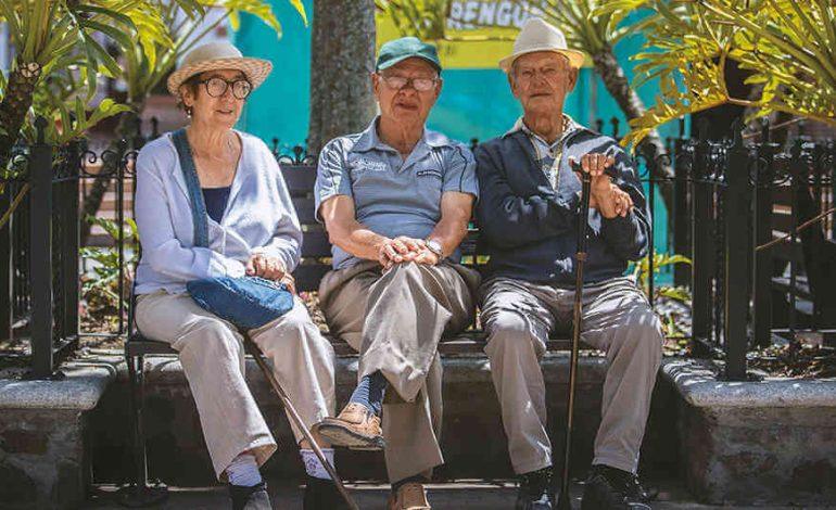 Personas mayores participan en la jornada de apertura de las Olimpiadas Recreodeportivas en Rionegro