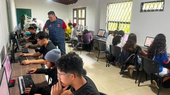 Estudiante usando gafas de realidad virtual en una jornada de seguridad vial en Guarne