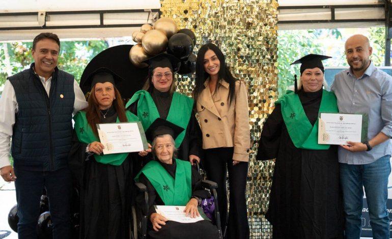 Grupo de recicladores recibe certificados durante ceremonia de graduación del SENA en El Carmen de Viboral