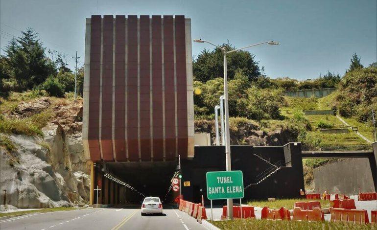 Entrada del Túnel de Oriente en Antioquia, con señalización vial en la vía Medellín-Rionegro