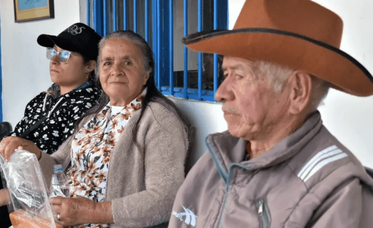 Entrega de cartas de indemnización a víctimas del conflicto en El Carmen de Viboral