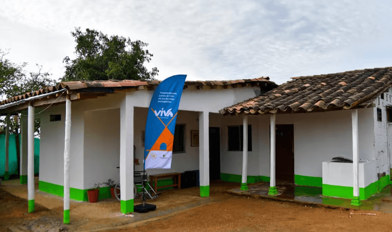 Familia recibiendo las llaves de su vivienda reconstruida en la vereda La Mosquita, Guarne, Antioquia