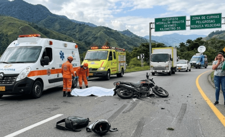 Autoridades viales atendiendo siniestro de transito en la Autopista Medellin-Bogota