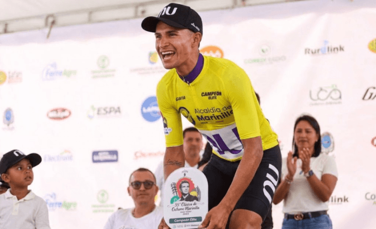 Ciclista Camilo Ardila celebrando en el podio como campeón de la Clásica de Marinilla