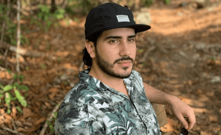 Folleto con la fotografia y datos de busqueda de una victima de desaparicion