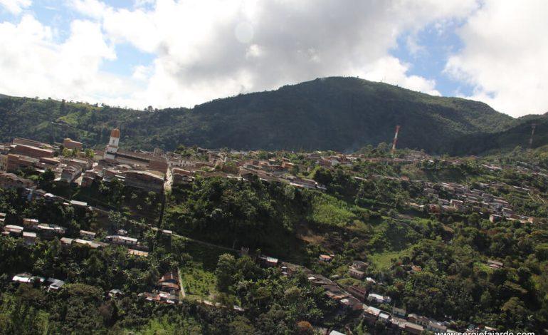 Comunidad y organismos de socorro atendiendo colapso estructural en zona rural de Antioquia