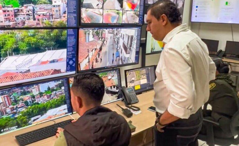 Pantallas digitales del centro de monitoreo y control con operadores de seguridad
