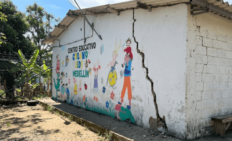 Grietas y fallas estructurales en muros y pisos de una escuela rural
