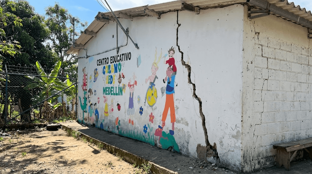 Grietas y riesgo de colapso: comunidad educativa de escuela en Rionegro pide intervención urgente