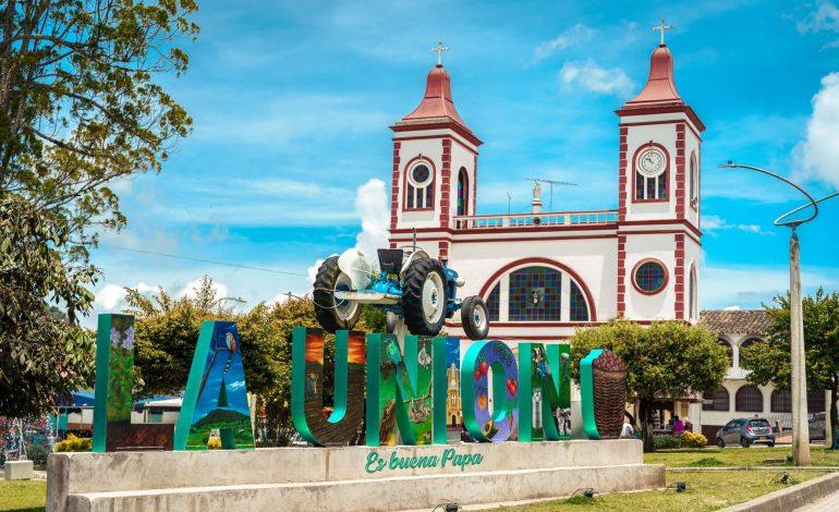 Uniformes de patrulleros de la Policía custodiando una zona rural en Antioquia