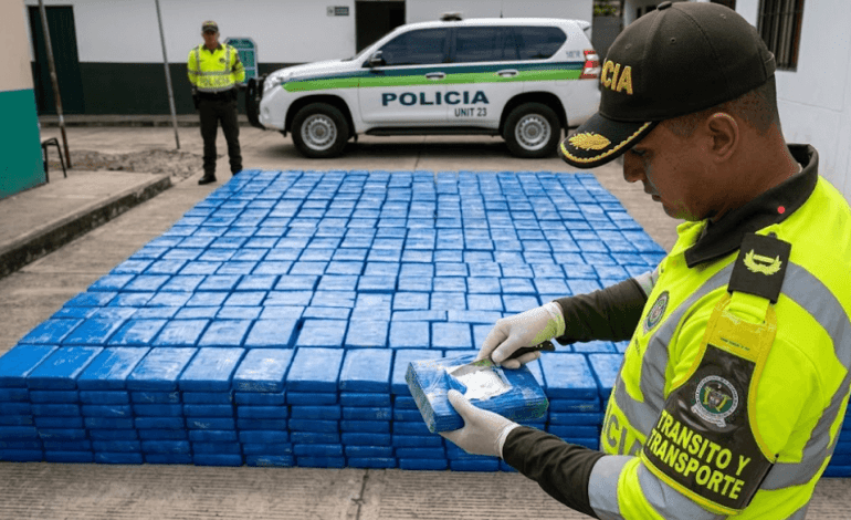 Paquetes rectangulares de estupefacientes incautados por la policía durante un control en carretera