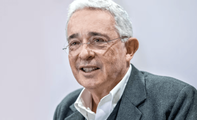 Expresidente Álvaro Uribe ingresando a la sede judicial de la Fiscalía para rendir indagatoria