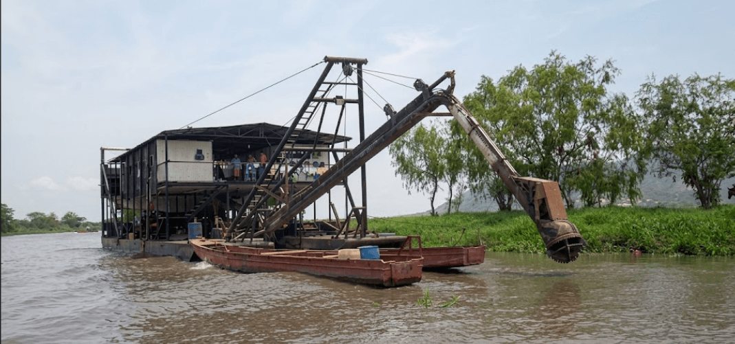 Minería ilegal con dragas y ‘dragones’ se dispara a más de 200 unidades en Antioquia