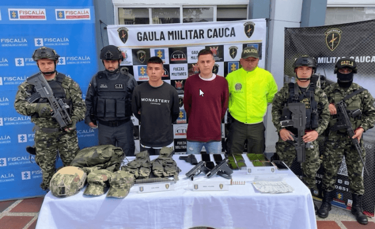 Soldados del Ejército Nacional patrullando en zona rural durante un operativo militar