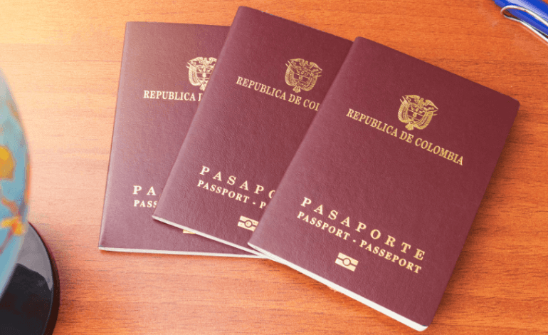 Libreta de pasaporte colombiano sobre una mesa de tramites consulares y administrativos