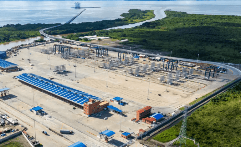 Buque de carga descargando fertilizantes en las instalaciones de Puerto Antioquia
