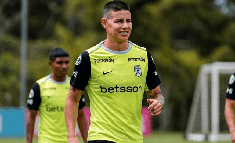 Futbolista con la camiseta tricolor saludando a la tribuna al término de un partido