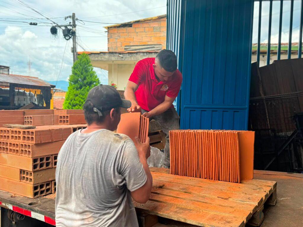 Terremoto en Antioquia: Gobernación entrega materiales a 1.200 familias para reconstruir viviendas