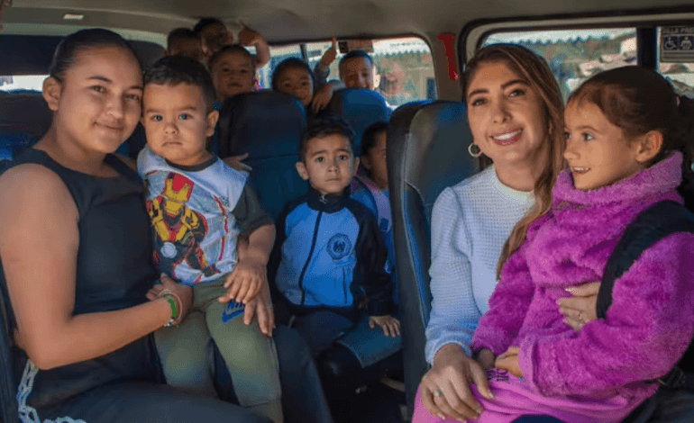 Bus de transporte escolar transitando por una via veredal en La Ceja