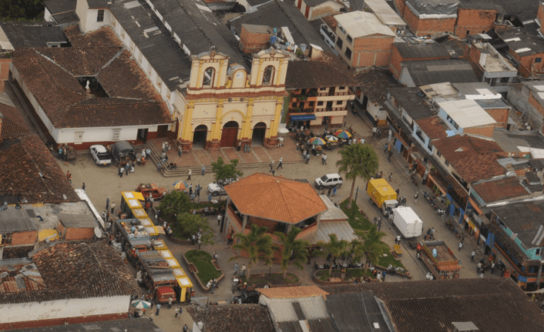 Vendaval en Anorí deja 35 familias damnificadas y graves daños en viviendas y escuelas