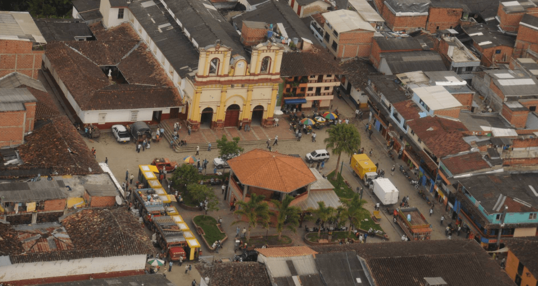 Vendaval en Anorí deja 35 familias damnificadas y graves daños en viviendas y escuelas